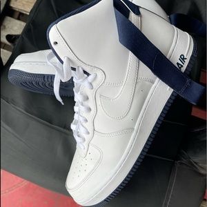 White and blue men’s Nike’s size 11